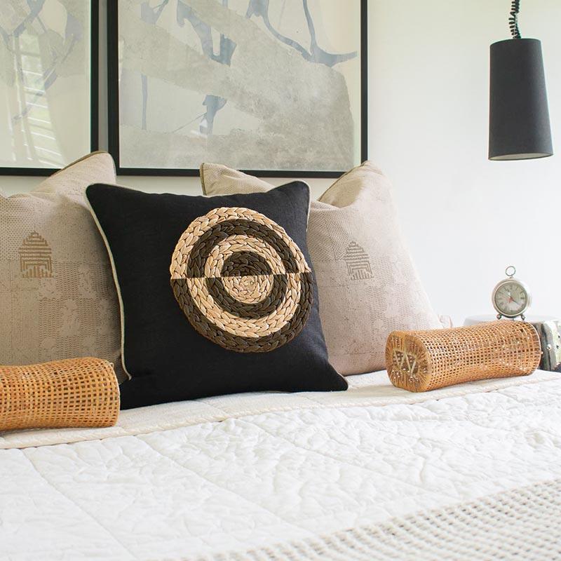 Place Mat Concentric Circles on Black Lounge Cushion 55 x 55 cm-abc