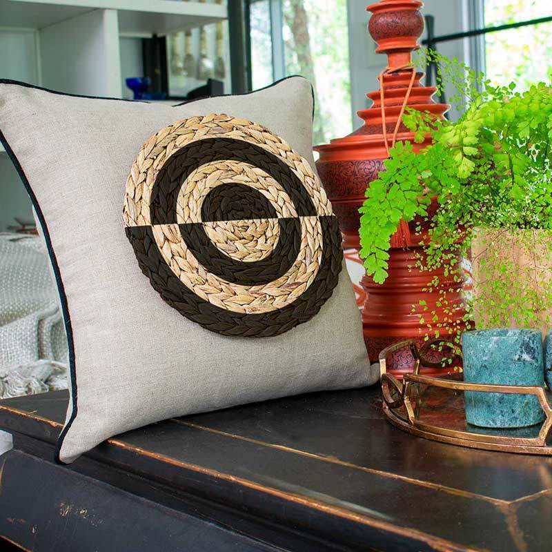 Place Mat Concentric Circles on Natural Linen Lounge Cushion 55 x 55 cm-abc